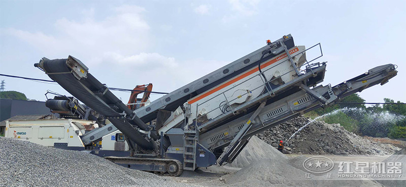 履帶移動破加工白云石同出石子、沙子現(xiàn)場