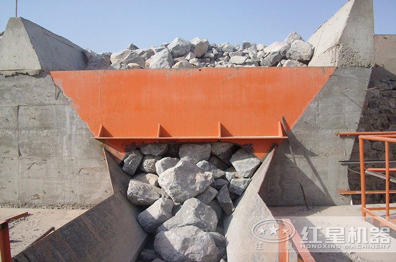 日產(chǎn)1萬(wàn)方的石子加工廠需要配置幾臺(tái)多大型號(hào)的顎破機(jī)？