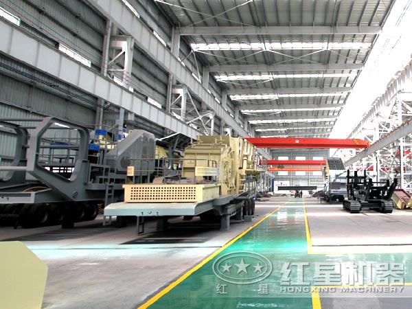 反擊式移動(dòng)破碎站廠家車(chē)間一角